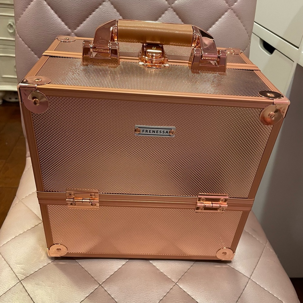 NWOT - Make Up/Jewelry Case w/ set of keys. Perfect condition. Never used.